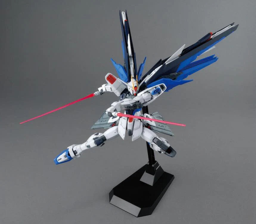MG 1/100 ZGMF-X10A Freedom Gundam 2.0 Model Kit